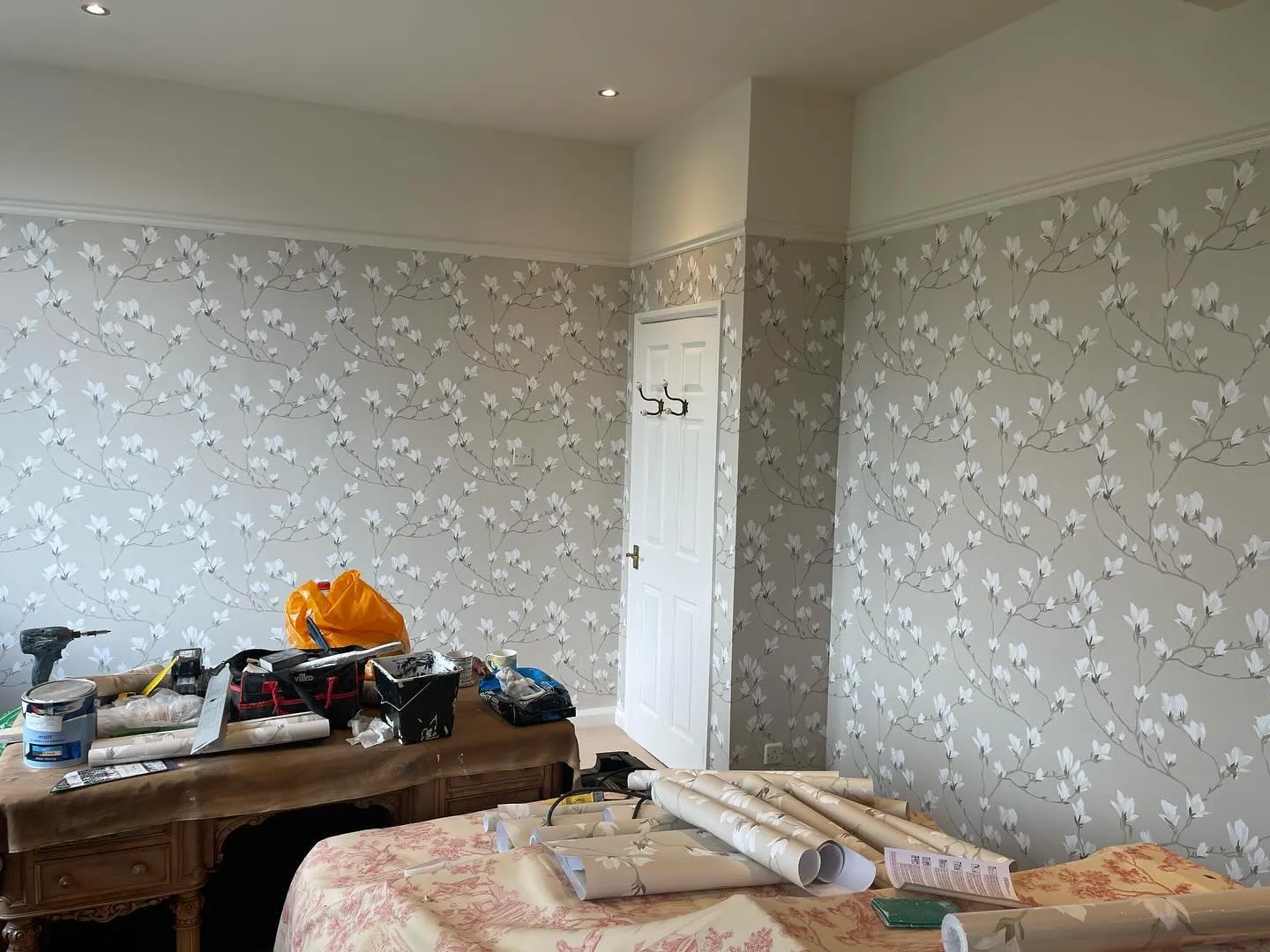 A bed room with a bed and a desk.